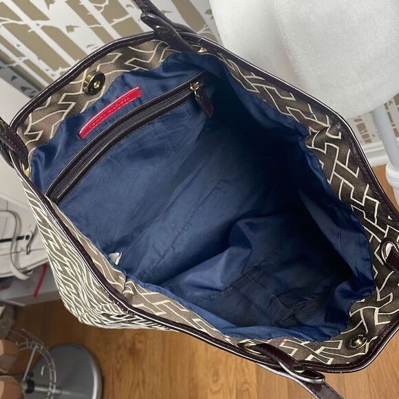 Tommy Hilfiger Logo Print Brown Sateen Patent Leather Trim Tote Bag - Picture 4 of 9